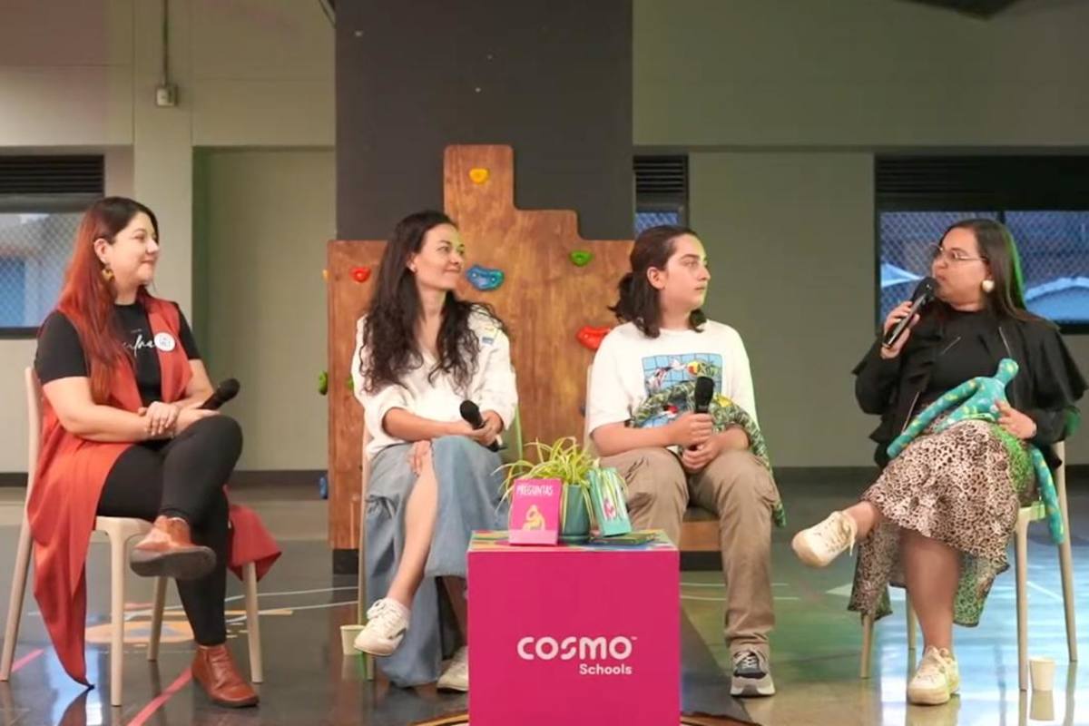 Conversatorio de Familias conectadas con invitadas en el escenario.