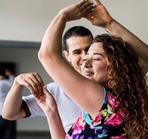 Una pareja baila en una clase.