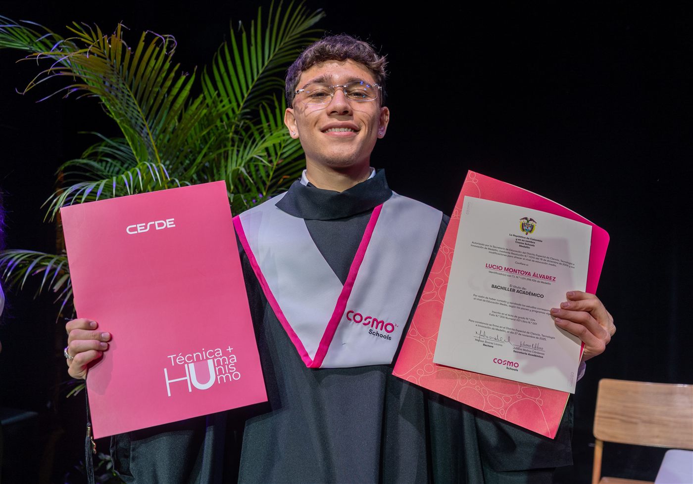Graduado de Cosmo Schools con su diploma de bachiller y la carpeta de la formación técnica del Cesde