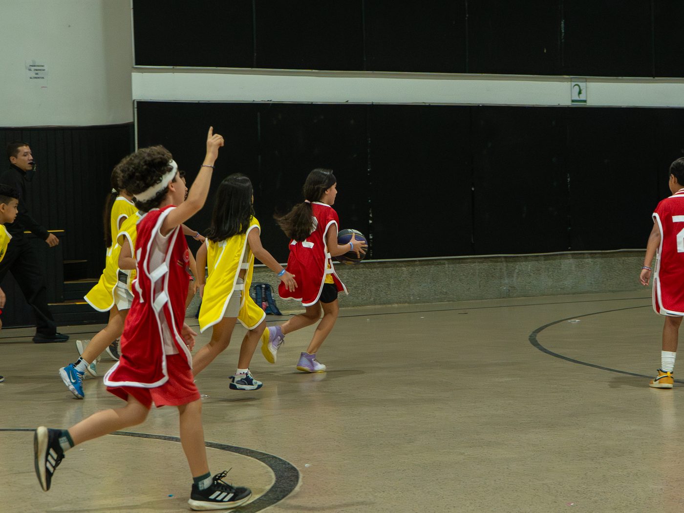 Estudiantes jugando baloncesto en los Olímpicos Cosmo