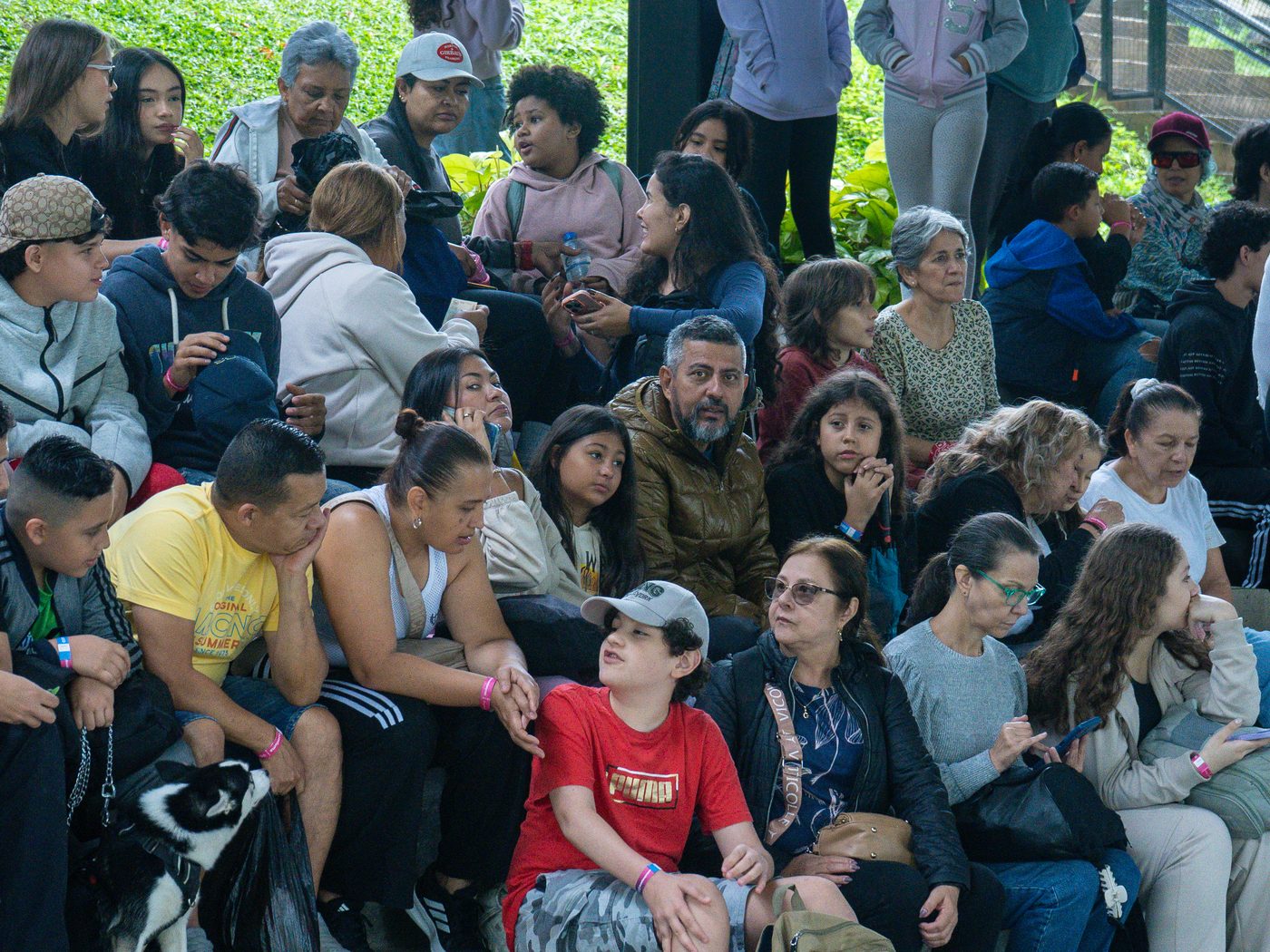 Familias acompañando a los y las estudiantes desde la gradería