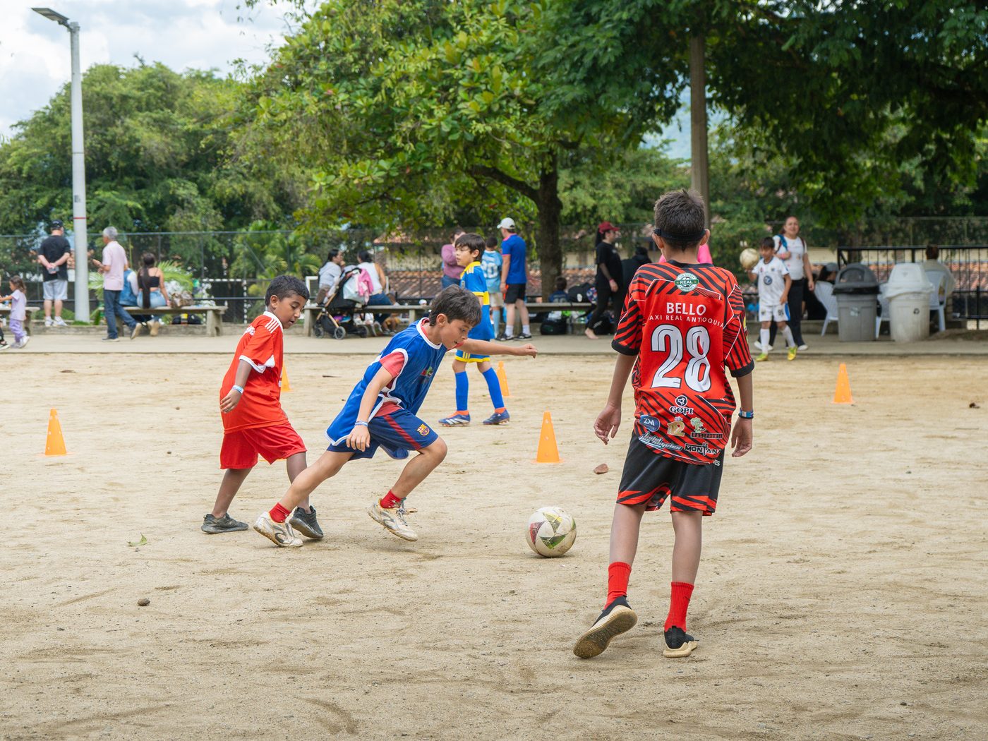 Estudiante jugando fútbol en los Olímpicos Cosmo