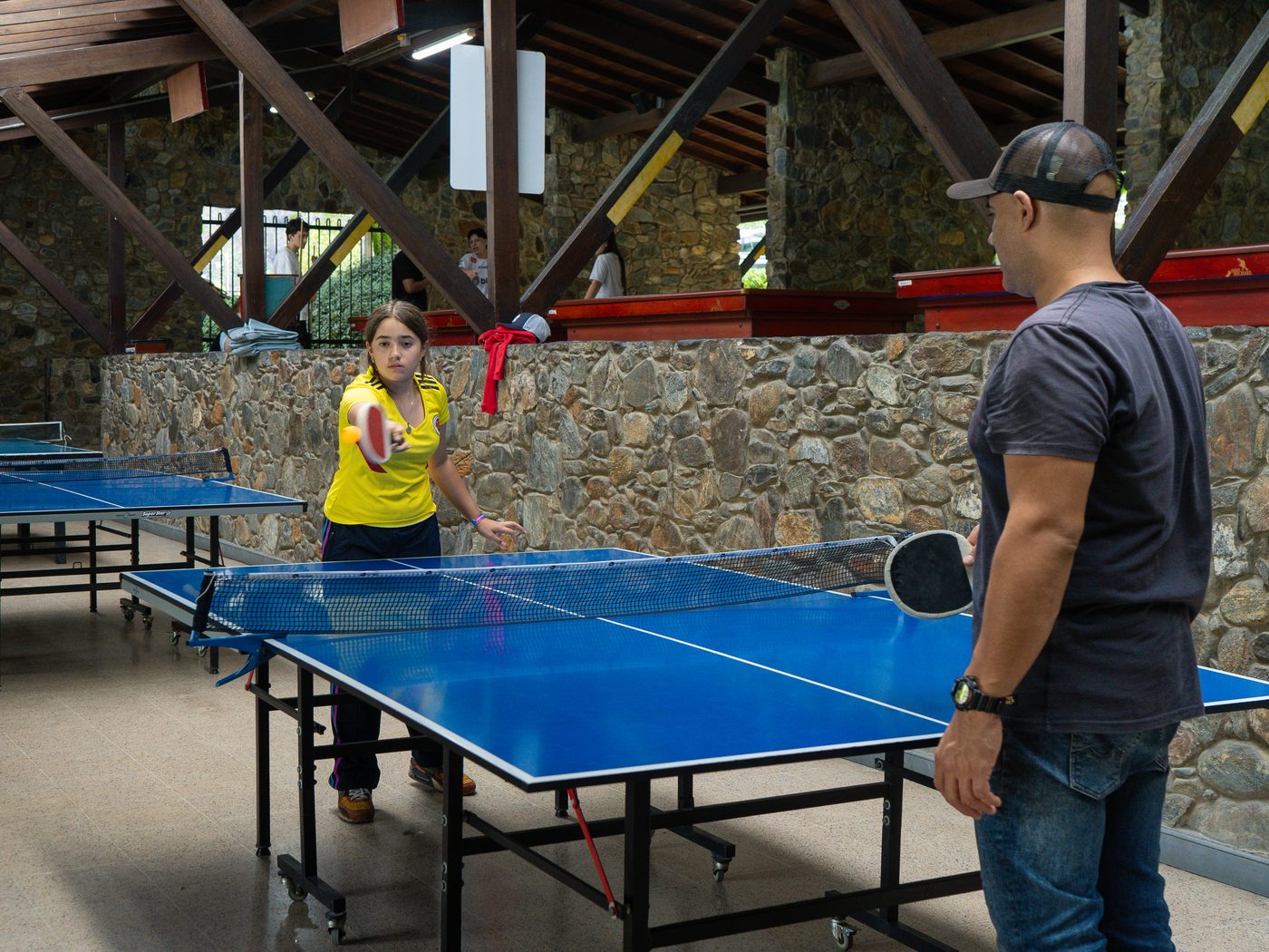 Estudiante jugando ping pong en los Olímpicos Cosmo