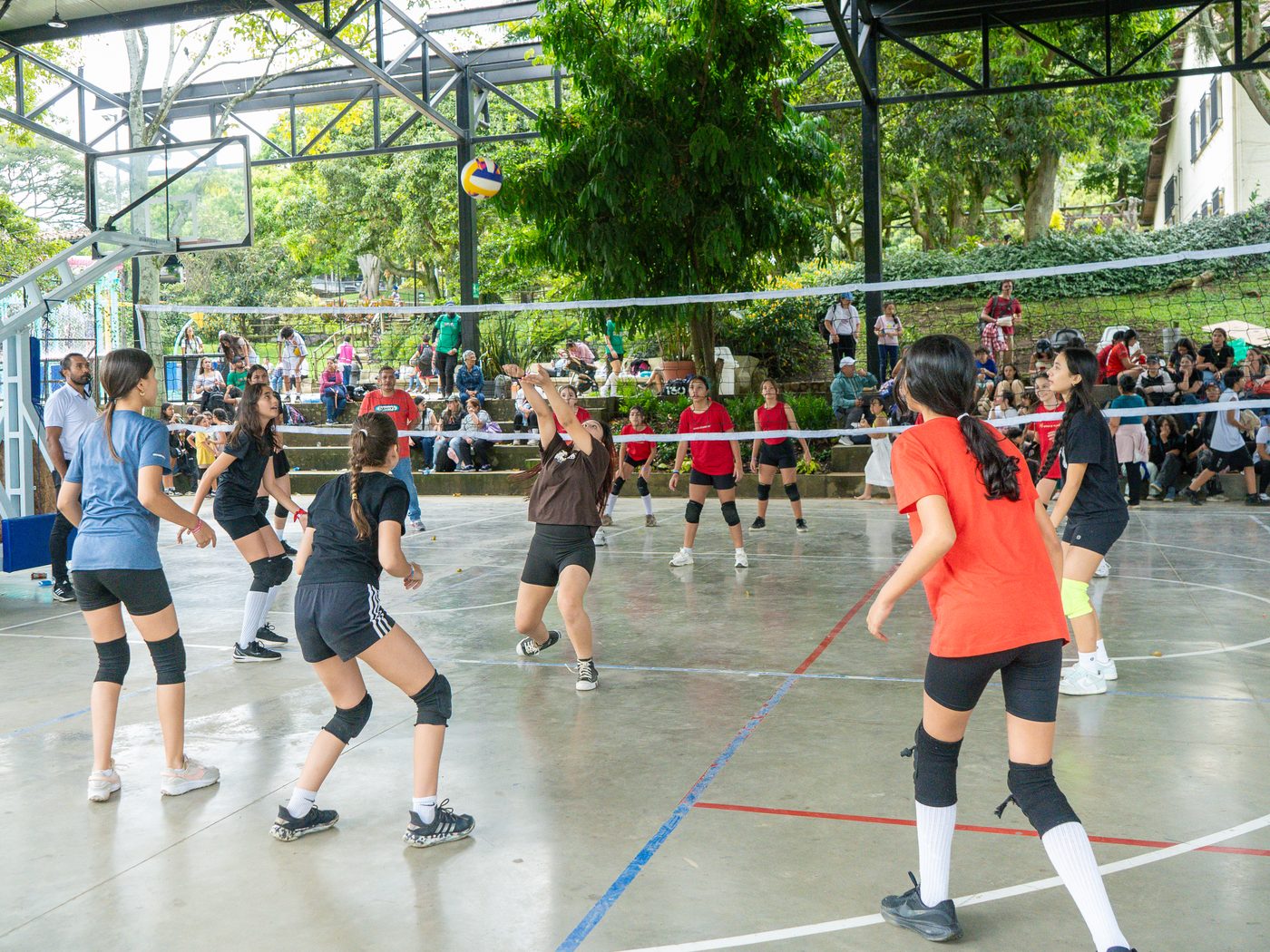 Estudiantes jugando voleibol en los Olímpicos Cosmo